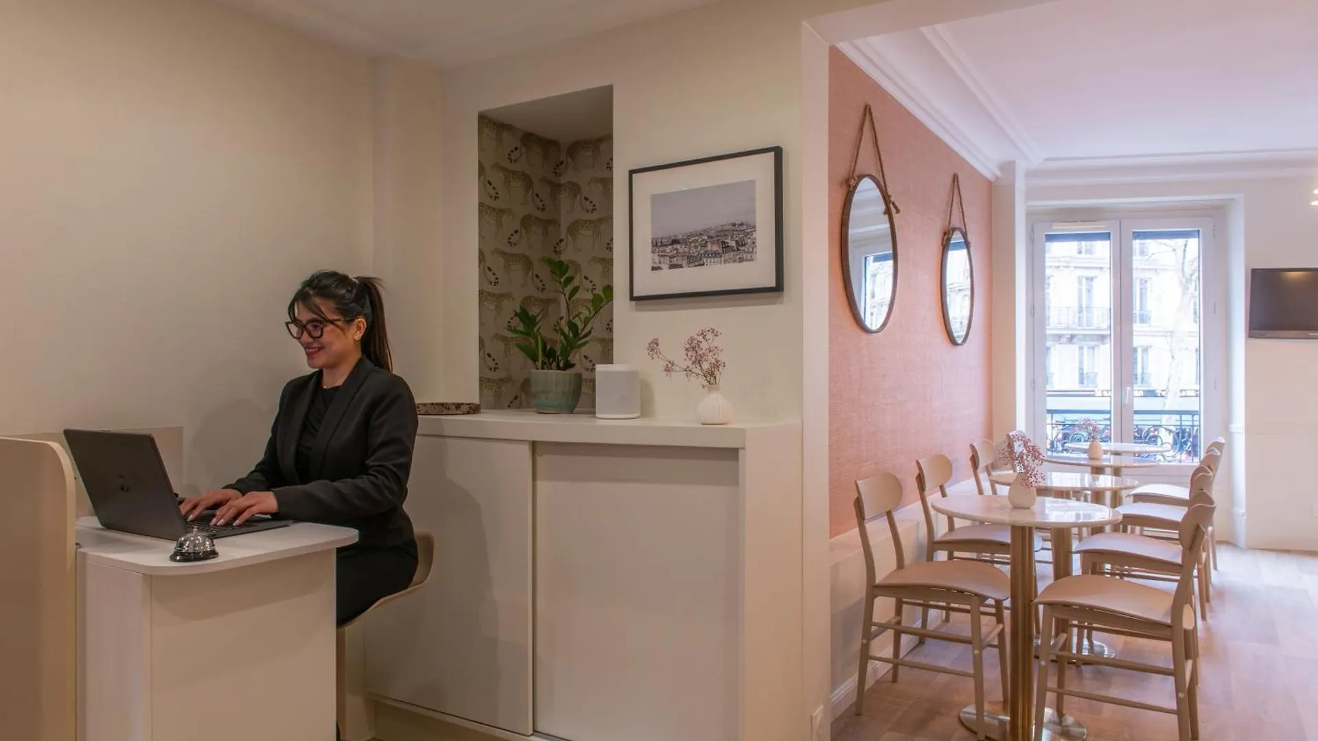 Hotel Avama Prony Paris