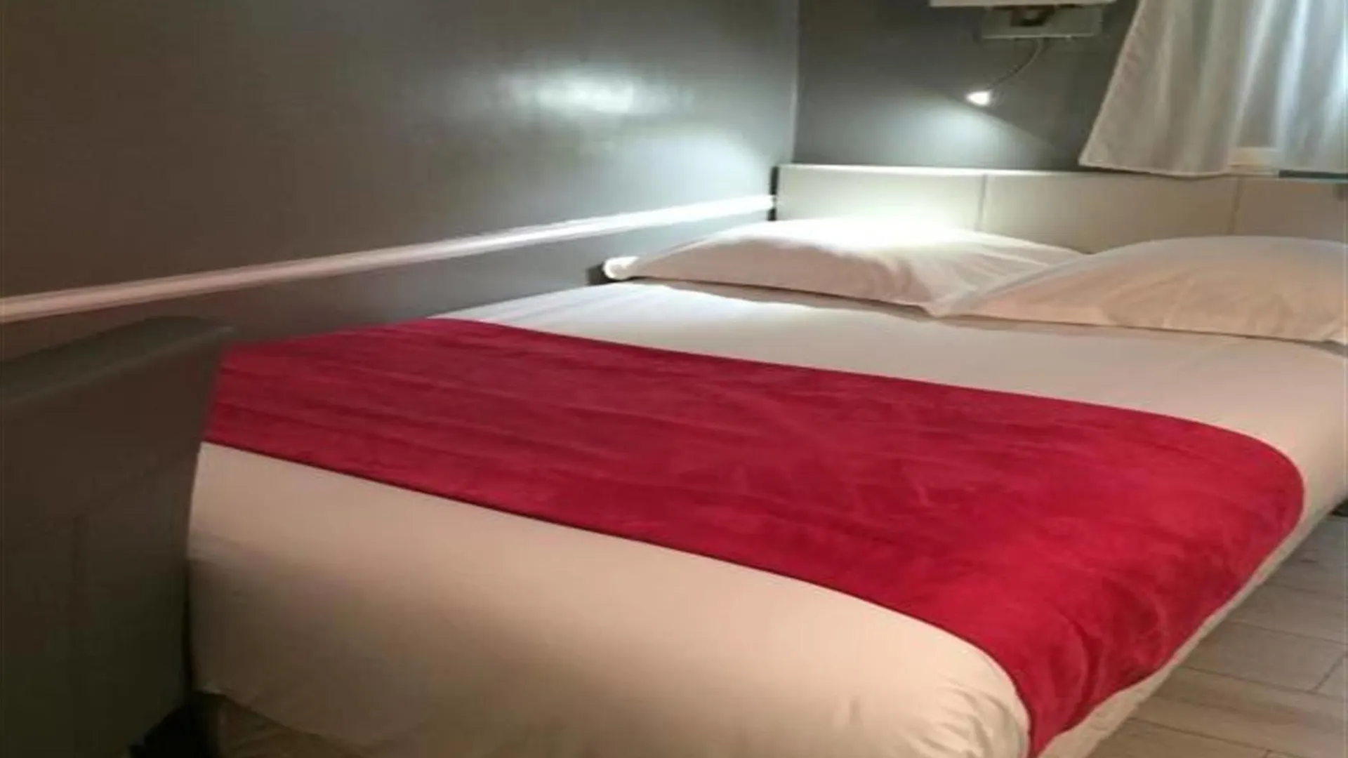 Hotel Avama Prony Paris