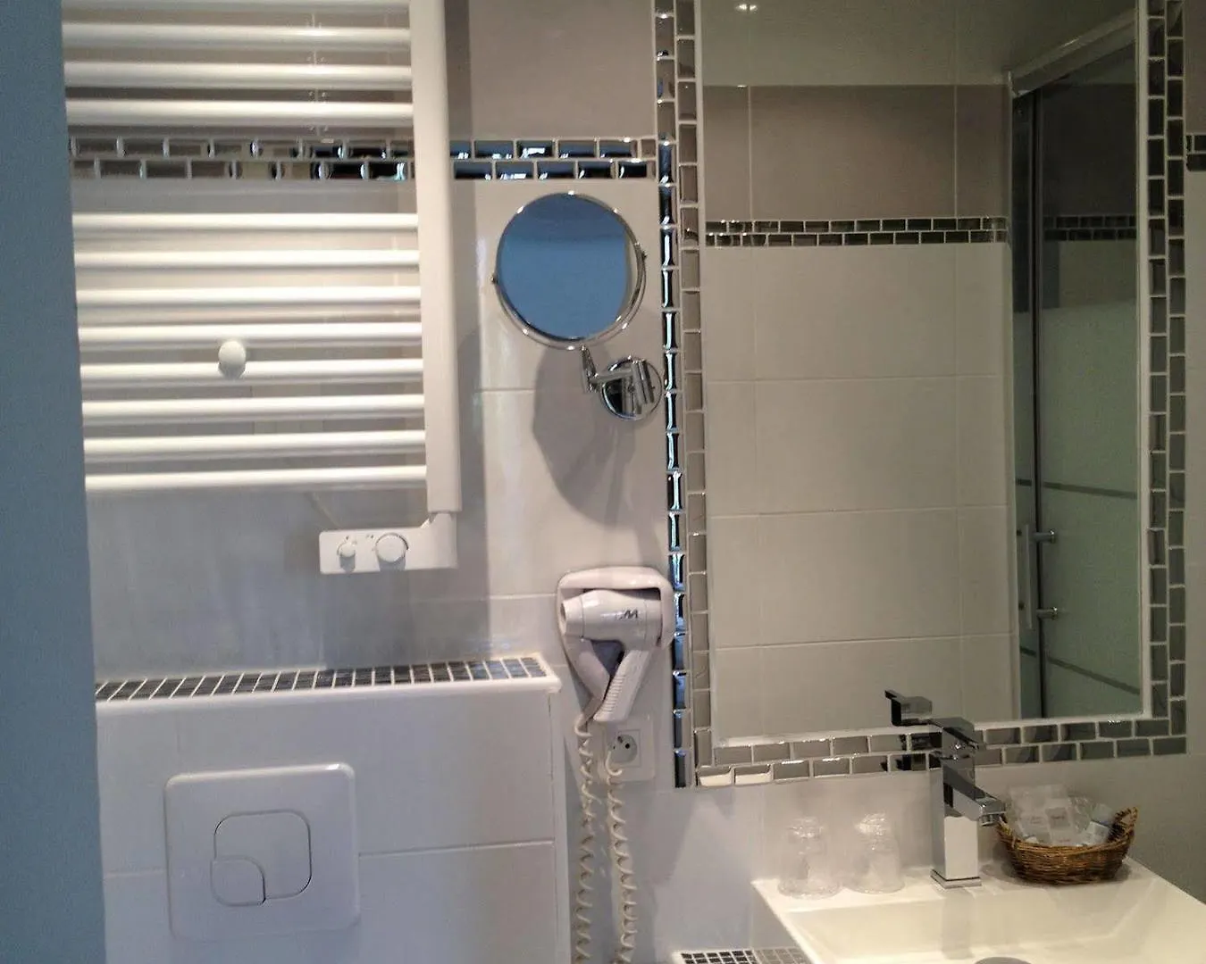 Hotel Avama Prony Paris