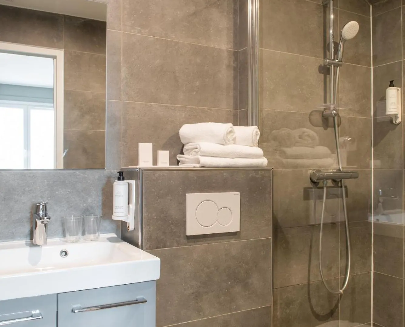 Hotel Avama Prony Paris