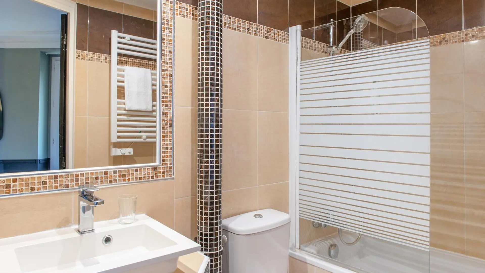 Hotel Avama Prony Paris France