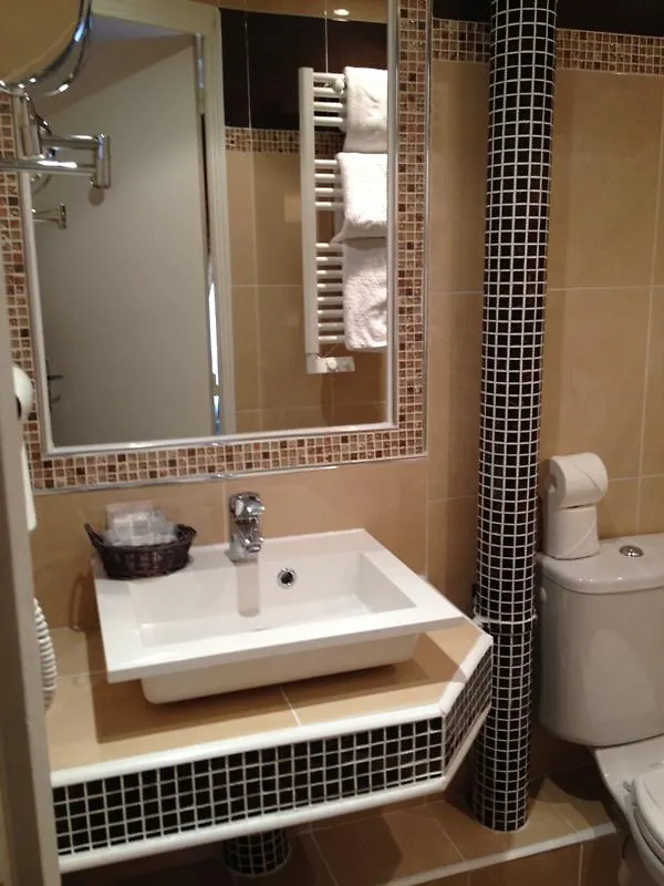 *** Hotel Hôtel Avama Prony Paris França