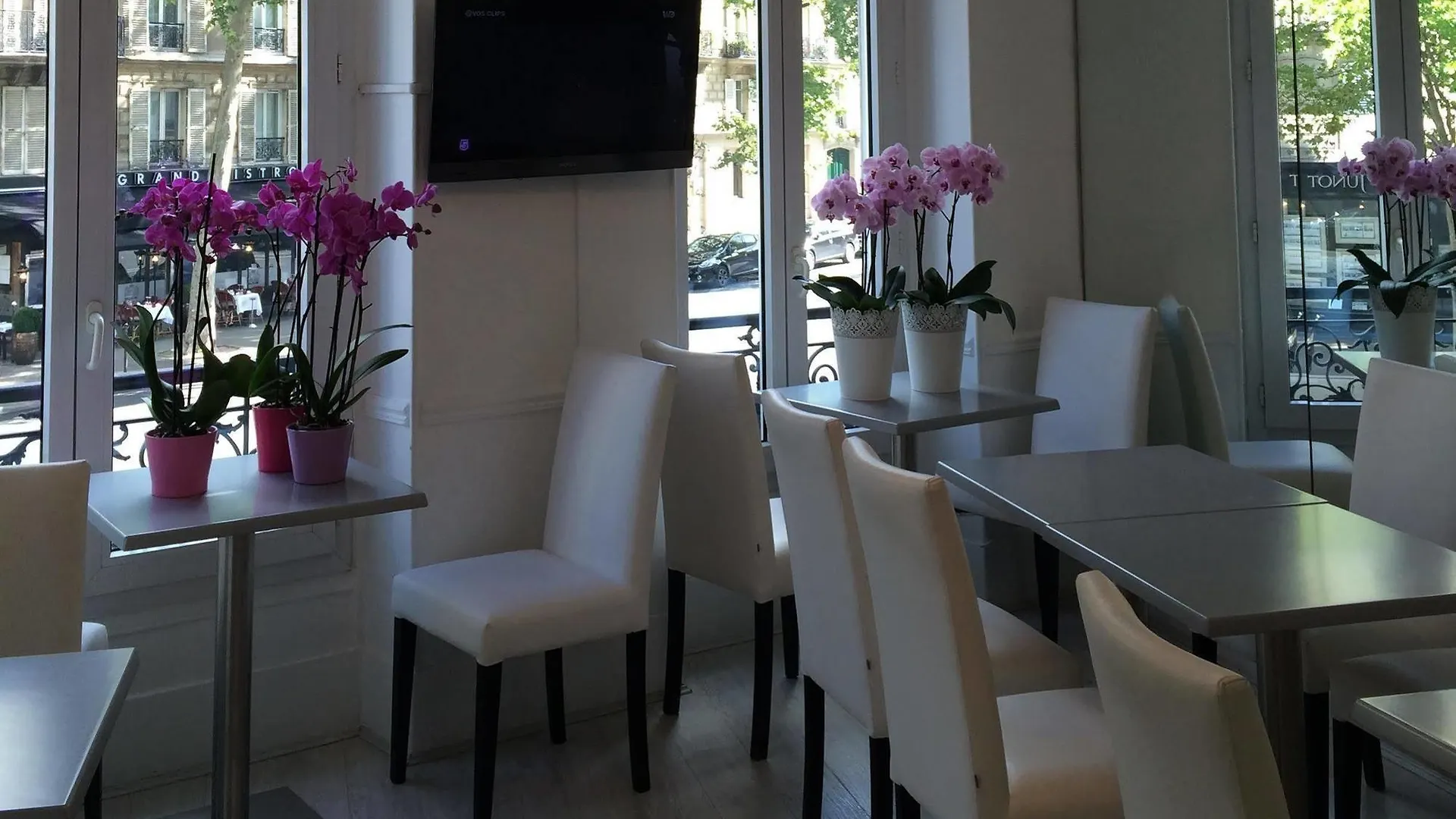 Hotel Avama Prony Paris