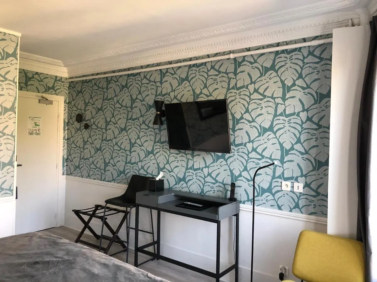 Hotel Avama Prony Parigi 3*,