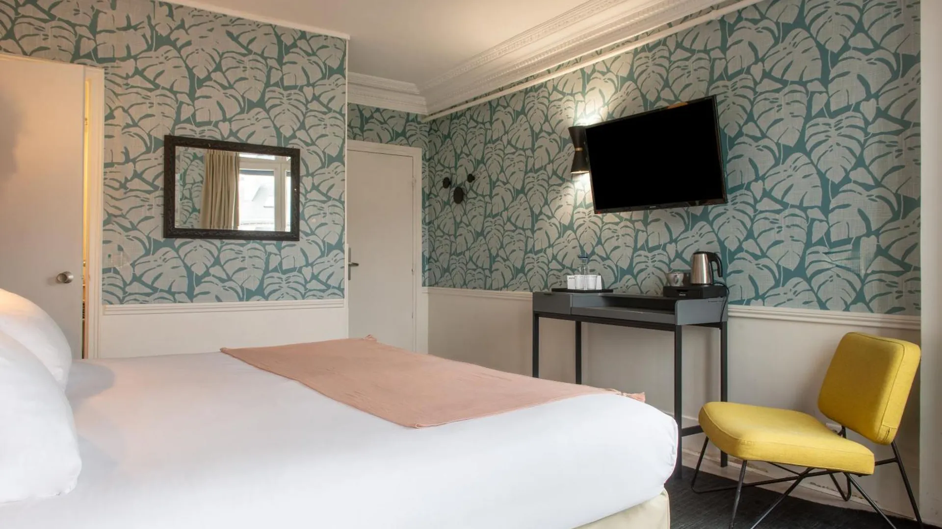 Hotel Avama Prony Parigi 3*,
