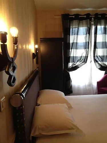 Hotel Avama Prony Parigi 3*,